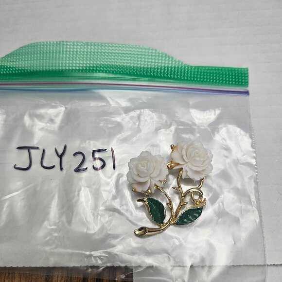VINTAGE WHITE ROSE BROOCH WITH GOLD TONES - Picture 2 of 4